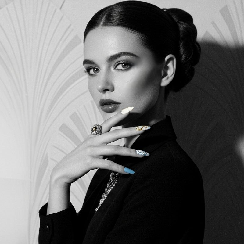Femme elegante dans un style vintage avec des faux ongles nail art, image en noir et blanc
