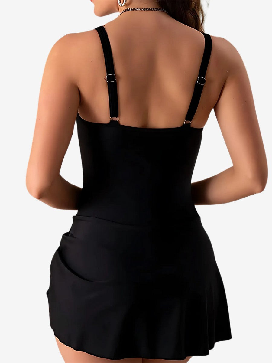 Femme habillée d'un Tankini noir a bretelles pour Femme Ronde 