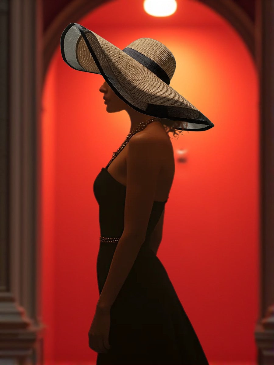 femme qui marche avec un chapeau de paille